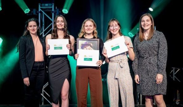 photos de 5 étudiantes recevant leur bourse sur la scène du gala méritas