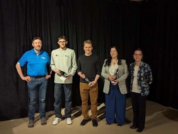 Photo de Frédérick Boyé enseignant, le Gagnant Étienne Grenier, 2e place Raphaël Smith Bujold et en 3e place Diane Godbout, Josée Bilodeau directrice adjointe aux études