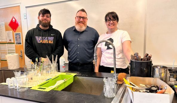 Photo de Enzo Gorraz, finissant au DEC Techniques du meuble et d'ébénisterie, Francis Marchand, enseignant et coordonnateur d'Expo Meubles et Lucie Lalancette, étudiante au DEP Rembourrage.