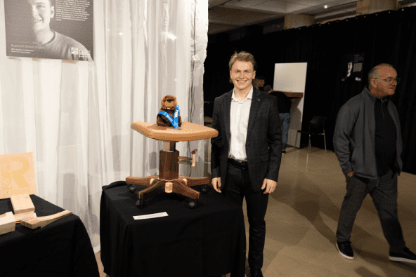 Photo de Raphaël Smith Bujold avec son meuble