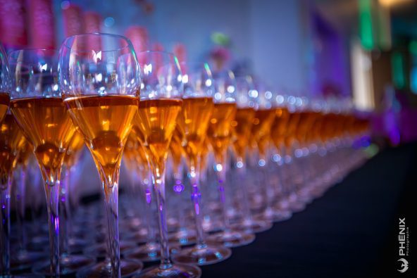 Photo d'un main tenant un verre d'alcool