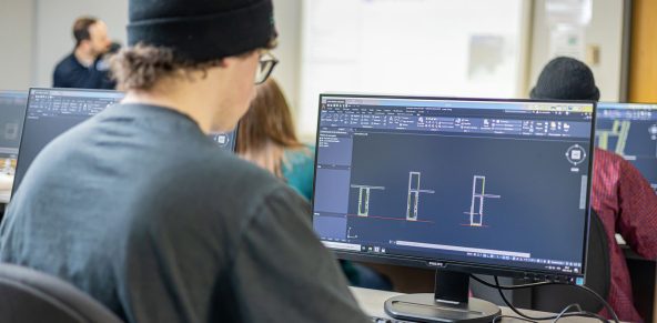 Photo d'un élève devant un ordinateur